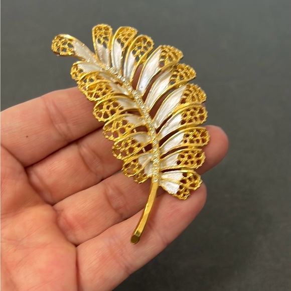 Vintage BSK Gold Tone Leaf Floral Rhinestone Signed Brooch Clip On Earring Set - Picture 4 of 11